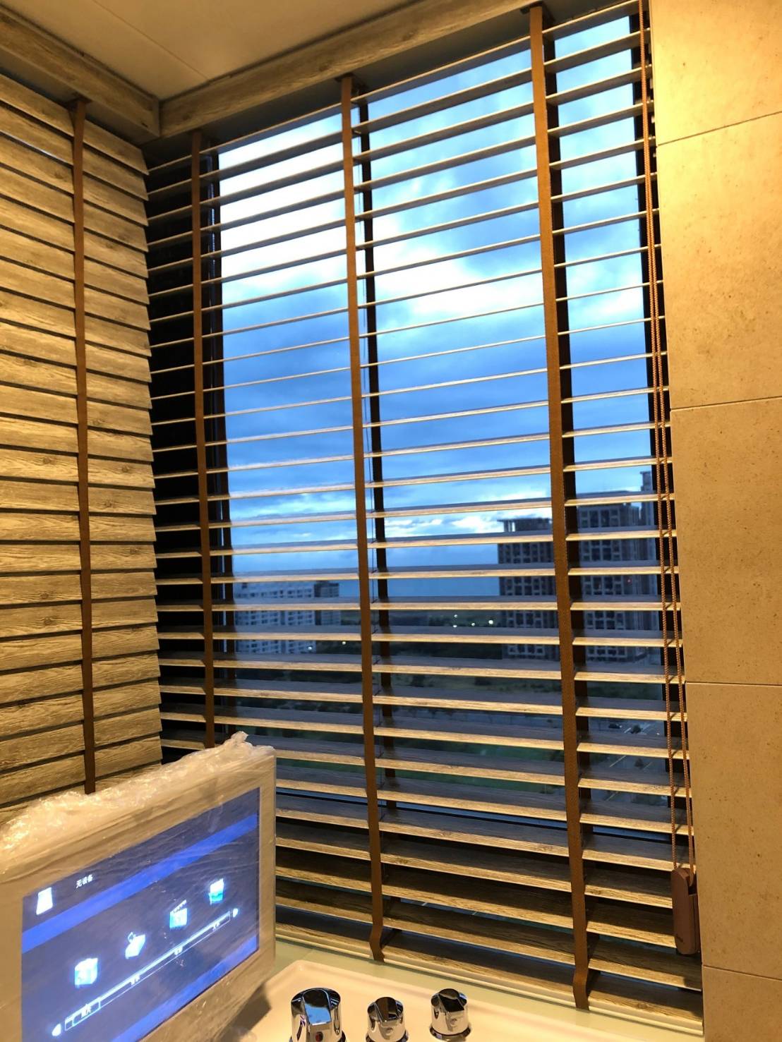 浴室木百葉
